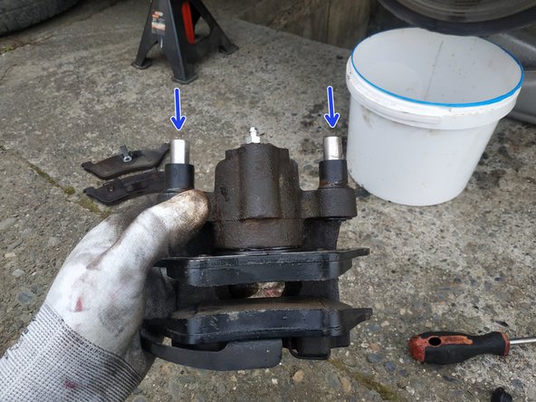 graisser les colonnettes et les mettre en place