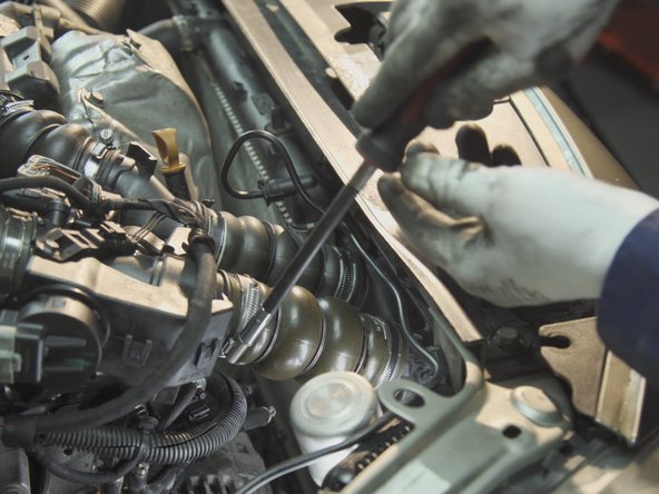 Resserrer les deux colliers de la durite