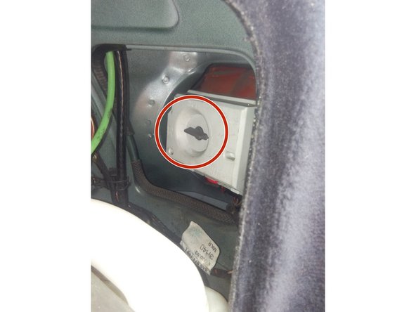 Une fois les 4 fixations (écrou de 8mm) dévissé. Tournez dans le sens anti-horaire la molette du support.