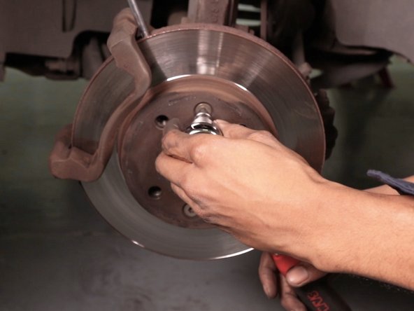 Desserrer les 2 vis du disque avec la douille Torx T40