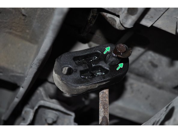 Pousser la partie haute haute vers l'avant du véhicule pour la déloger de son support.