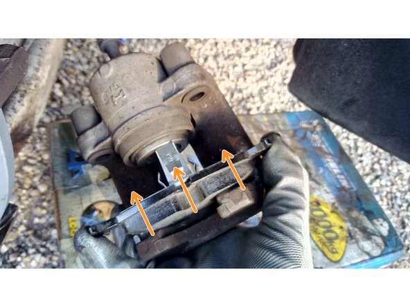 Insérer la plaquette avec son support métallique dans l'étrier