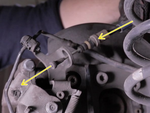 Insérer l'extrémité du câble de frein à main dans son logement, et tirer dessus pour le clipser