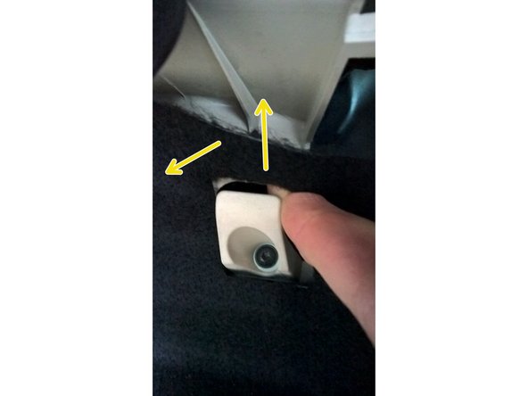 Retirer les 2 pions d'attache du revêtement de coffre