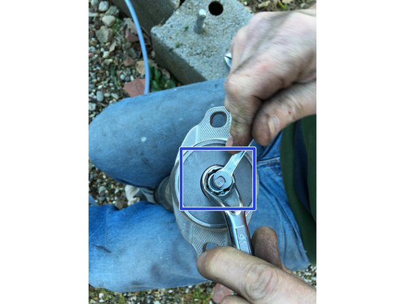 
In some cases the stop nut is difficult to loosen, it is sometimes necessary to clamp the shock absorber axle in a vice to prevent it from turning when loosening, otherwise use a 9 wrench to loosen the nut with the 16 wrench
