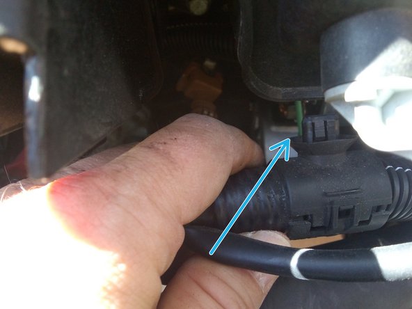 Défaire le clip de fixation du câble qui gène l'accès au démarreur