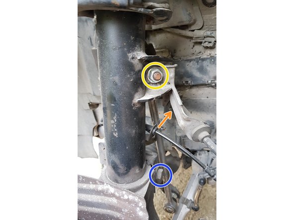 Désaccouplez la biellette de barre stab avec une douille de 15mm.