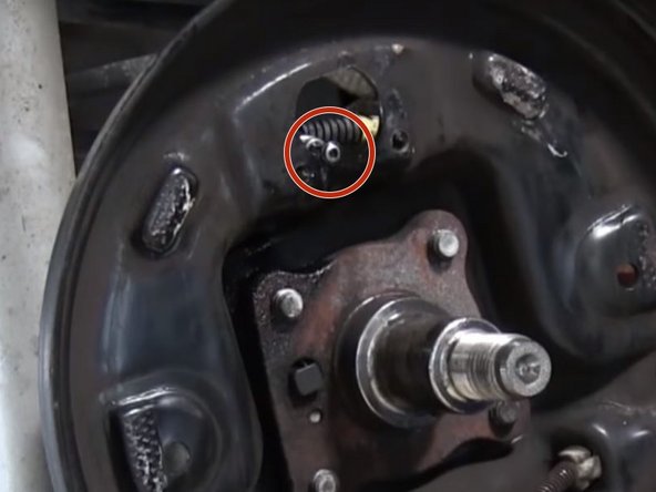 Retirer le bouchon de la durite du liquide frein