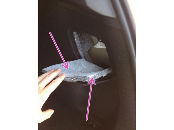 Vous pouvez maintenant remettre la trappe en moquette en la clipsant fortement vers le haut puis le bas, mettez bien en place l'isolant derrière pour plus qu'il soit visible.