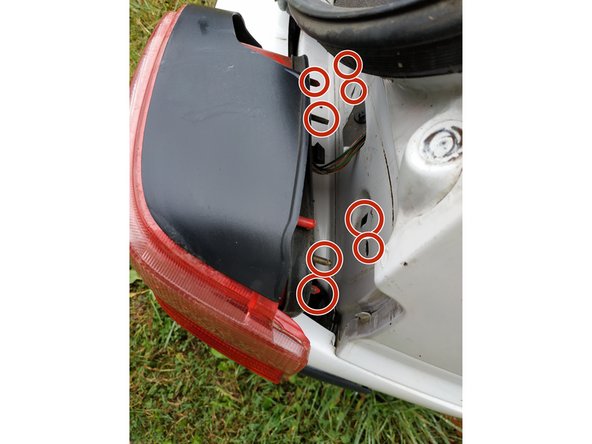 il va falloir faire coïncider les ergots et les tiges filetées dans leur logement