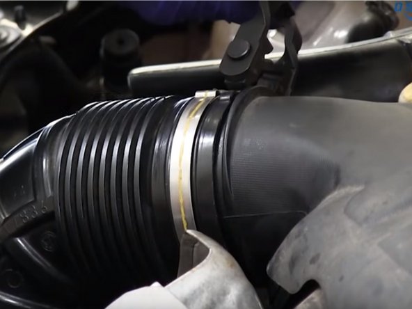 Repositionner et serrer le collier de la grosse durite