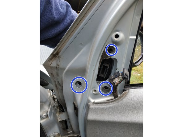 vérifier qu'on est bien en face et maintenir le rétroviseur en place