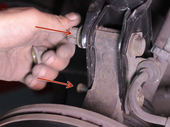 Replacer les deux écrous sur les vis