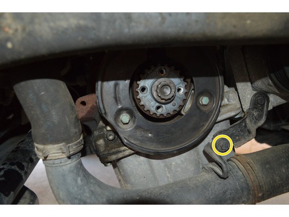 Déposer le cache de protection de la poulie damper en faisant levier avec un tournevis plat