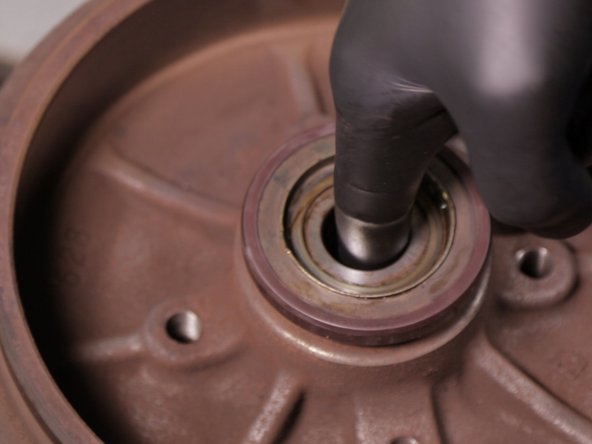 Appliquer de la graisse dans le roulement du tambour