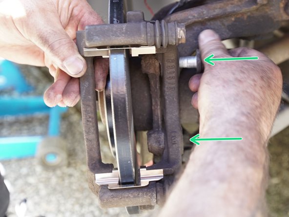 Reposez les deux vis avec le frein-filet