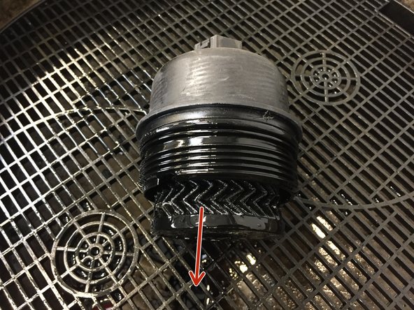 Retirer la cartouche du filtre à huile en la tirant vers le bas