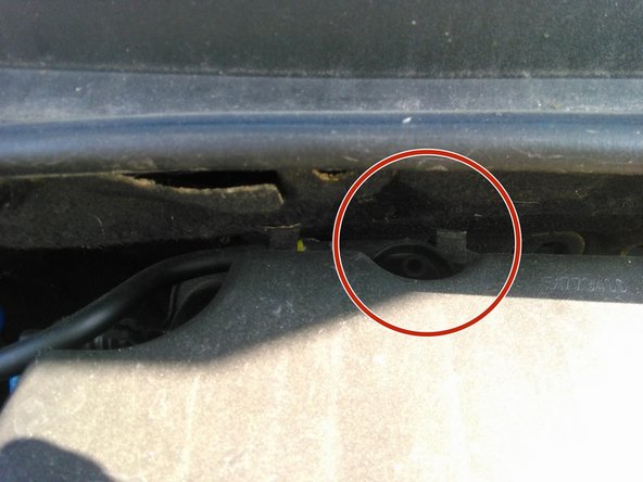 le premier se situe sur le tube d'entrée d'air.