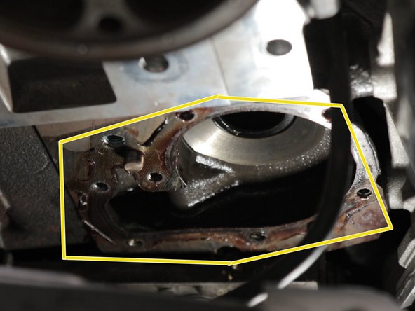 Ne pas hésiter à s'aider d'un tournevis plat pour faire levier entre la pompe à eau et son emplacement