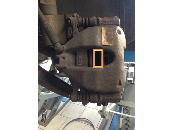 Repousser le piston à l'aide d'un tournevis plat.