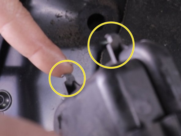 Le couvercle est composé de deux dents qui se logent dans deux trous