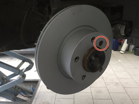 Installer le nouveau disque est serré la vis BTR de 6