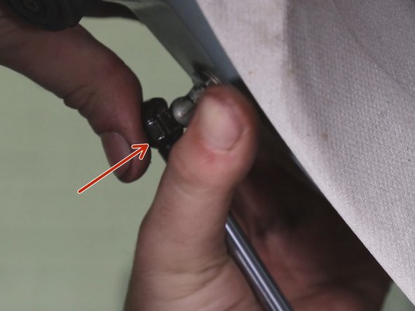 Effectuer la même opération de l'autre coté du hayon