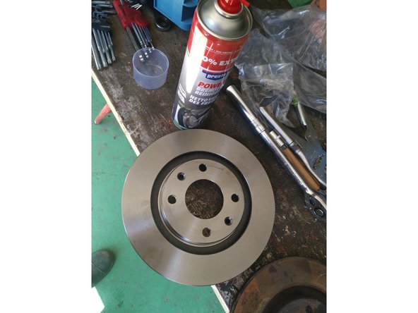 Bien dégraisser la surface du nouveau disque à l'aide de nettoyant freins