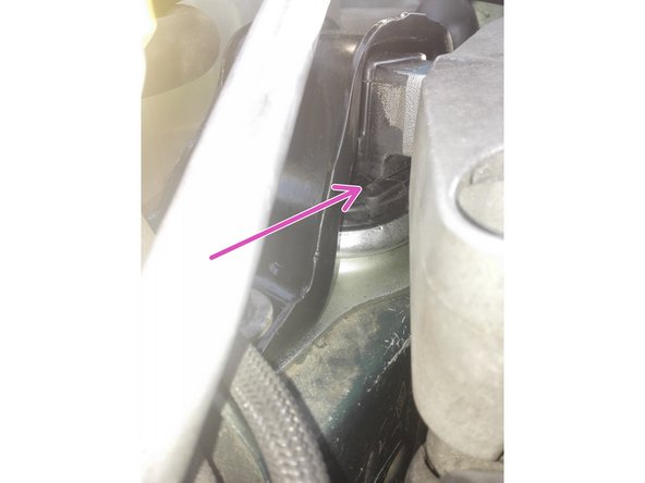 Sur le support neuf et malgré le poids du moteur, nous avons toujours un espace entre les deux parties en caoutchouc. Il est possible de contrôler l'affaissement d'un ancien support en insérant une cale de 0.5mm à cet endroit, si elle ne rentre pas ou ne coulisse pas librement, le support est défectueux.