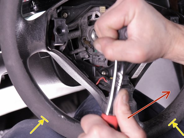 Astuce : bloquer le volant avec vos deux genoux pour facilité le desserrage