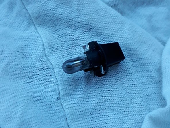 tirer sur l'ampoule (avec les doigts ou avec une pince ) pour la séparer du support plastique noir.