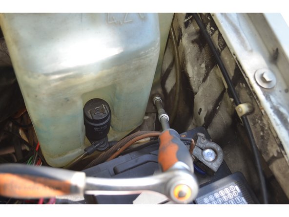 Retirez l'écrou avec une douille de 10mm.