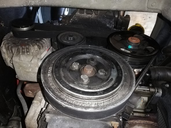 Maintenant, vous avez accès au visuel de la courroie (alternateur, galet tendeur, pompe à eau, vilebrequin).