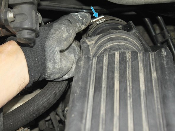 Remettre en place  le collier de serrage.