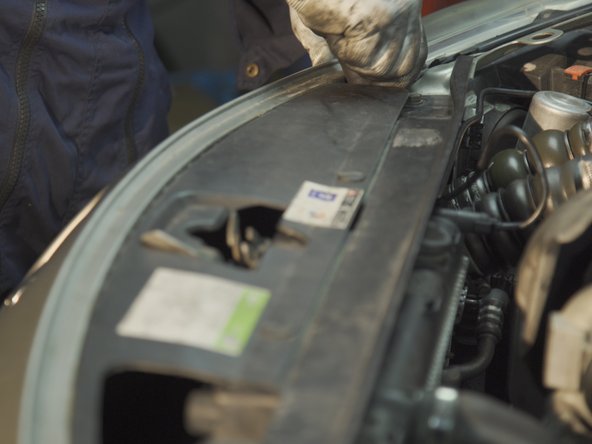 Replacer les 6 agrafes pour fixer le pare-choc