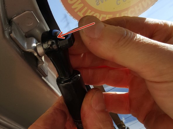 Emboîter le vérin dans les rotules