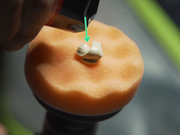 Appliquer une noisette de pâte à polir sur la mousse