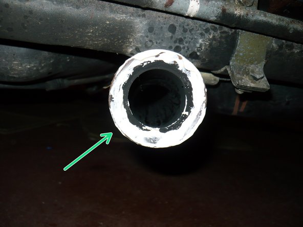 Appliquer du mastic d'échappement sur le tuyau d'échappement.