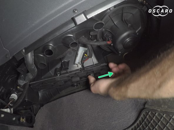 Retirer le cache insérer dans les encoches du filtre (en le coulissant délicatement vers la droite)