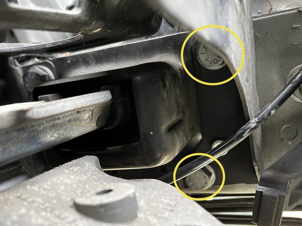 Déposer le support moteur.