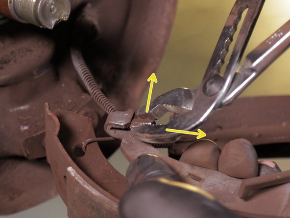 A l'aide de la pince multiprise, tirer sur le bout du câble tout en l'extirpant du des mâchoires