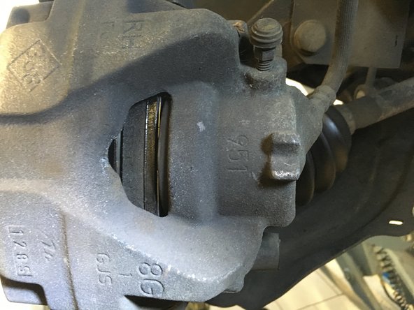 Visser les deux vis de 7 à l'aide de la clé BTR