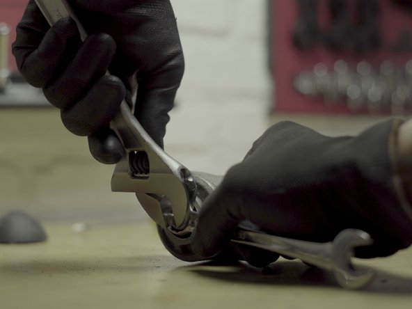 Placer une clé plate de 16 sur l'écrou en tête d'amortisseur