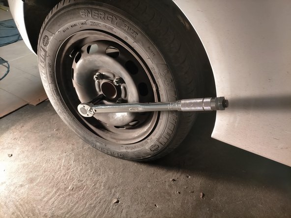 Ne pas oublier de serrer la roue arrière à 11 daNm.