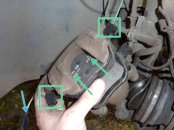 Insérer la plaquette extérieure, les deux ergots de la plaquette doivent bien être en place sur l'étrier.