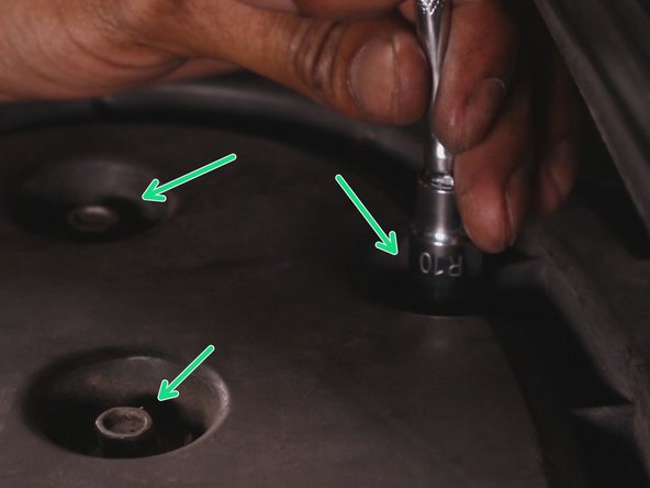 A l'aide d'un petit clique et d'une douille de 10 resserrer les trois autres vis sur le couvercle de la boite à air