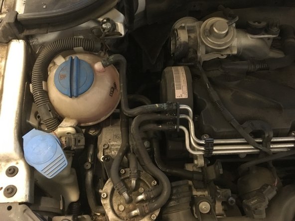 Retirer la durite d'air en retirant les deux clips