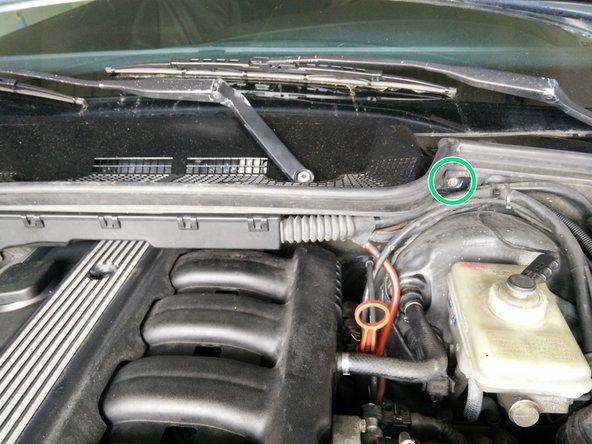 3 vis de fixations à retirer