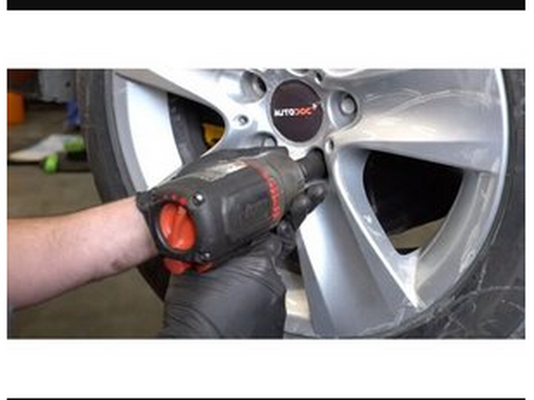 Vissez les boulons de la roue. Servez-vous d'une douille à choc pour roue N°17.