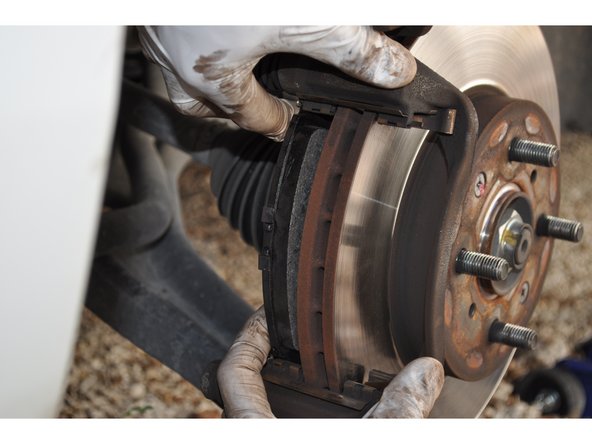 Poser les plaquettes de frein l'une après l'autre.